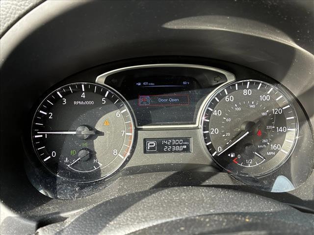 Photo of 2013 Pearl White Nissan Altima