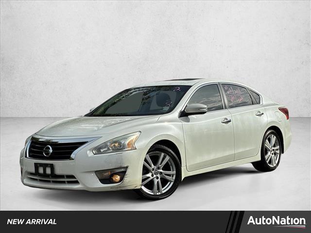 Photo of 2013 Pearl White Nissan Altima