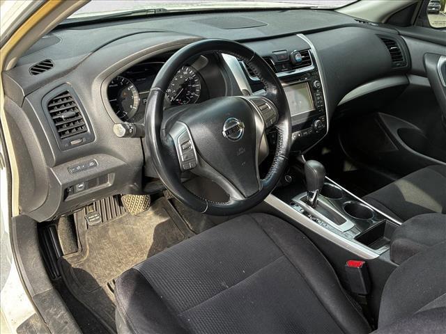 Photo of 2013 Pearl White Nissan Altima