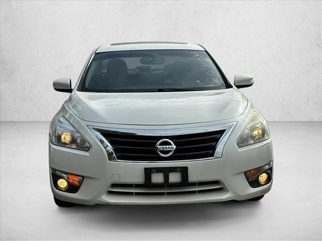 Photo of 2013 Pearl White Nissan Altima