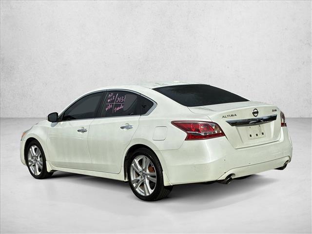 Photo of 2013 Pearl White Nissan Altima