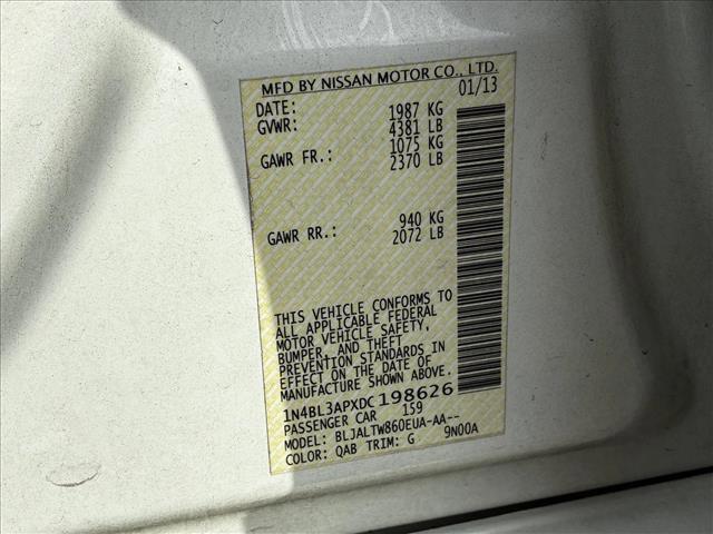 Photo of 2013 Pearl White Nissan Altima