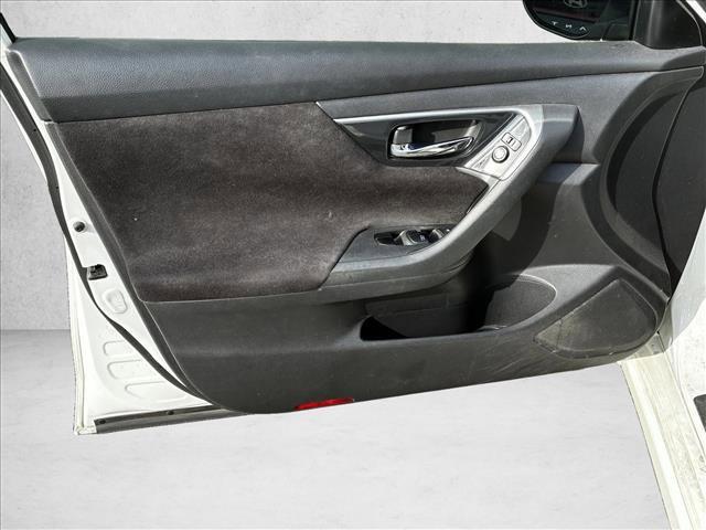 Photo of 2013 Pearl White Nissan Altima