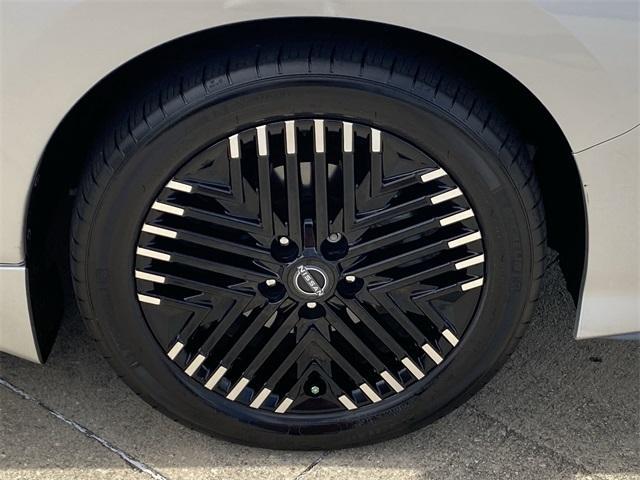 Photo of 2023 Brilliant Silver Metallic Nissan Leaf