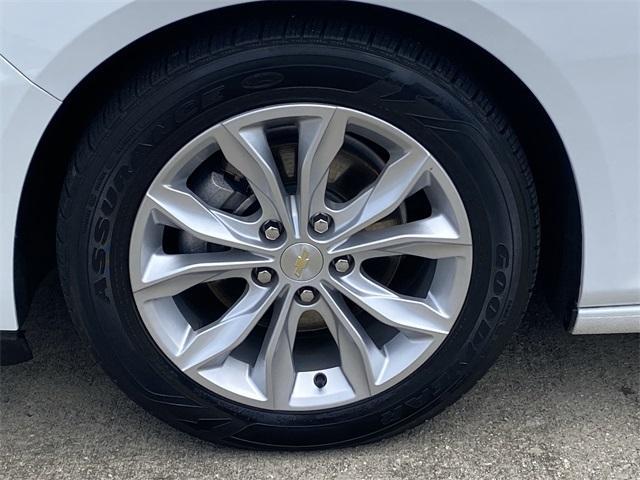 Photo of 2022 Summit White Chevrolet Malibu