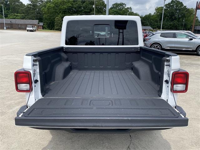 Photo of 2023 Bright White Clearcoat Jeep Gladiator