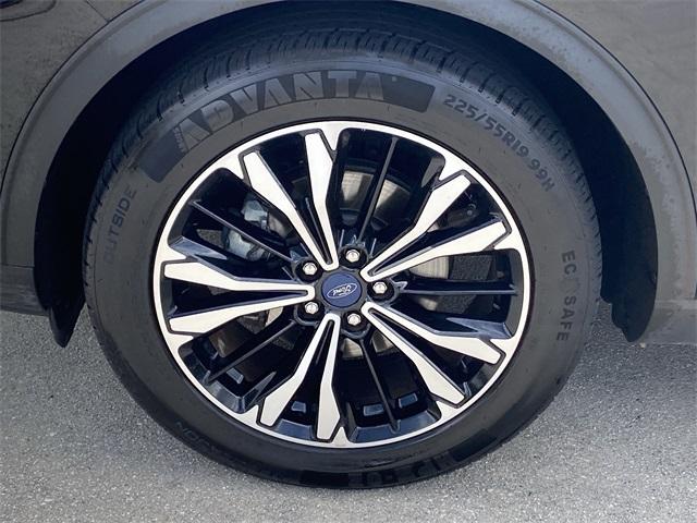 Photo of 2022 Agate Black Metallic Ford Escape