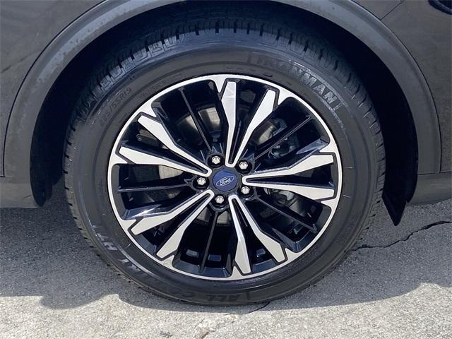 Photo of 2022 Agate Black Metallic Ford Escape