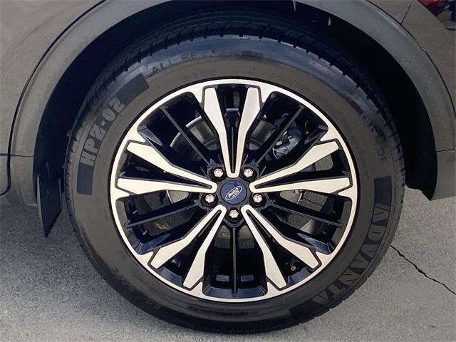 Photo of 2022 Agate Black Metallic Ford Escape
