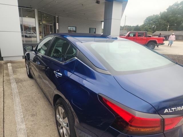 Photo of 2020 Deep Blue Pearl Nissan Altima