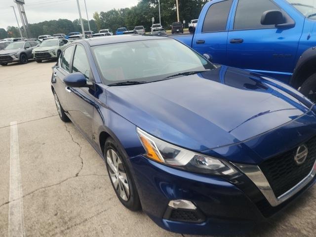 Photo of 2020 Deep Blue Pearl Nissan Altima