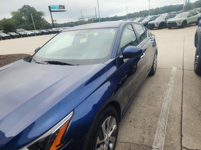 Photo of 2020 Deep Blue Pearl Nissan Altima