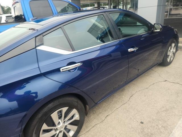 Photo of 2020 Deep Blue Pearl Nissan Altima