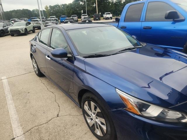 Photo of 2020 Deep Blue Pearl Nissan Altima