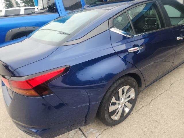 Photo of 2020 Deep Blue Pearl Nissan Altima