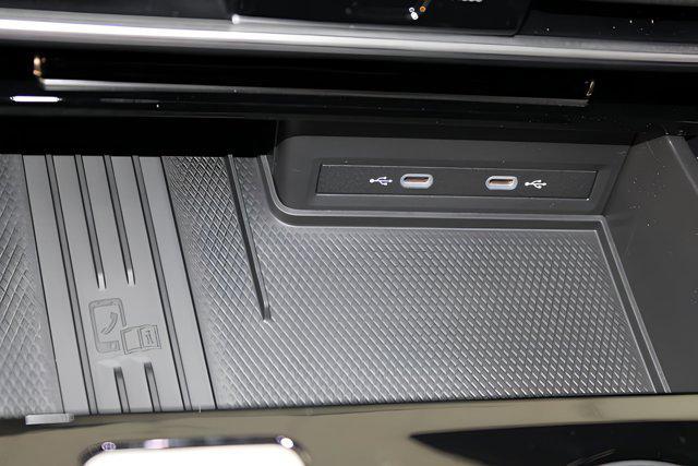 Photo of 2025 Deep Black Pearl exterior Volkswagen Atlas
