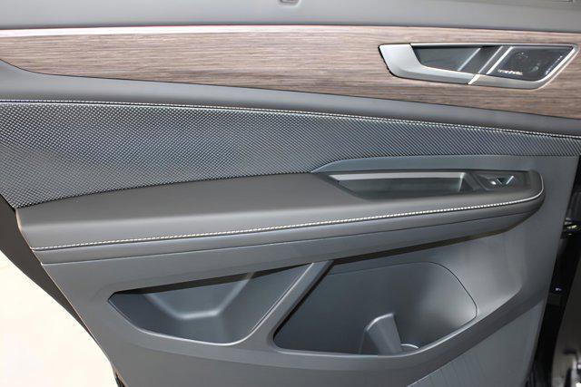Photo of 2025 Deep Black Pearl exterior Volkswagen Atlas