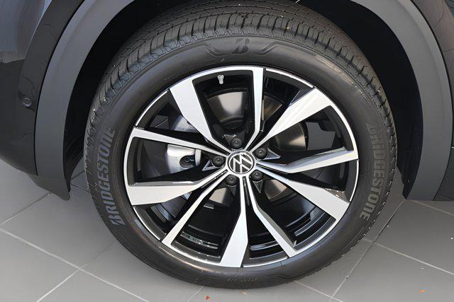 Photo of 2025 Deep Black Pearl exterior Volkswagen Atlas