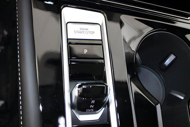 Photo of 2025 Deep Black Pearl exterior Volkswagen Atlas