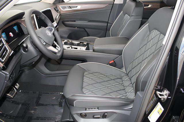 Photo of 2025 Deep Black Pearl exterior Volkswagen Atlas