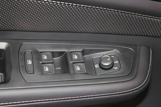 Photo of 2025 Deep Black Pearl exterior Volkswagen Atlas