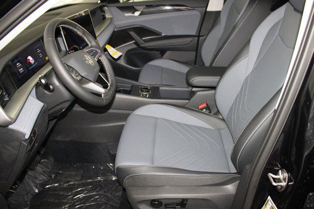 Photo of 2025 Deep Black Pearl exterior Volkswagen Tiguan