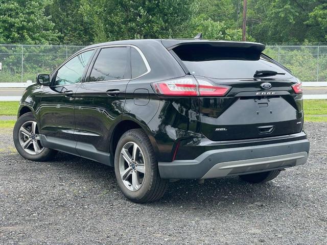 Photo of 2021 Agate Black Metallic Ford Edge