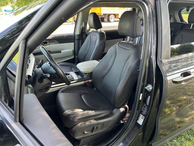 Photo of 2022 Gray Kia Carnival