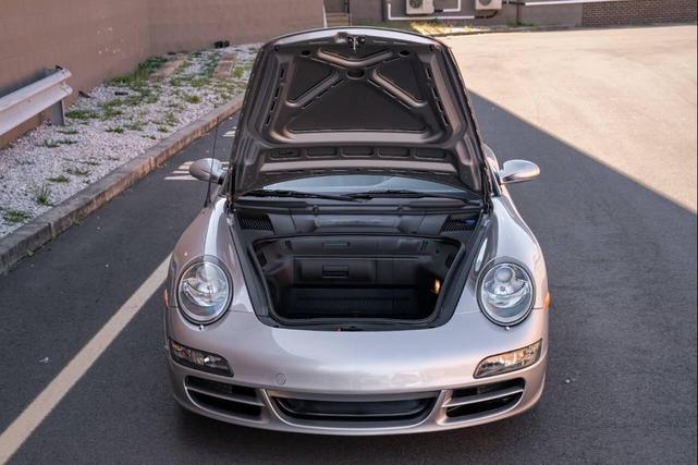 Photo of 2006 Silver Porsche 911