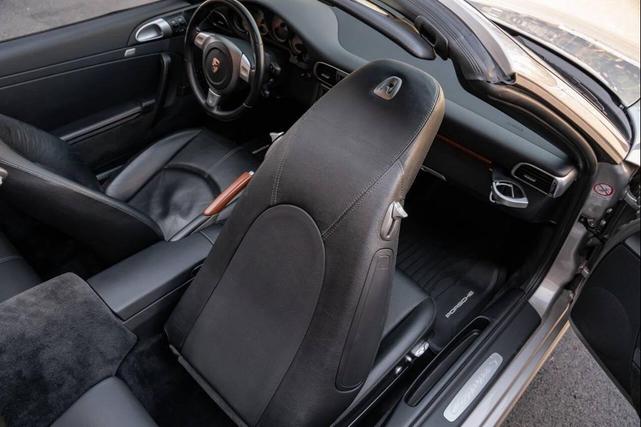 Photo of 2006 Silver Porsche 911