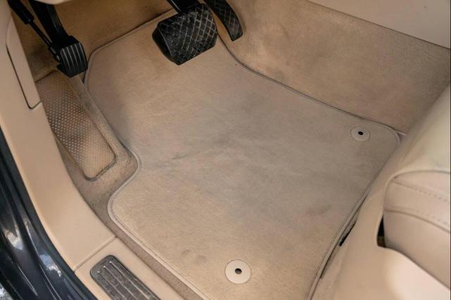 Photo of 2008 Gray Volkswagen Touareg 2