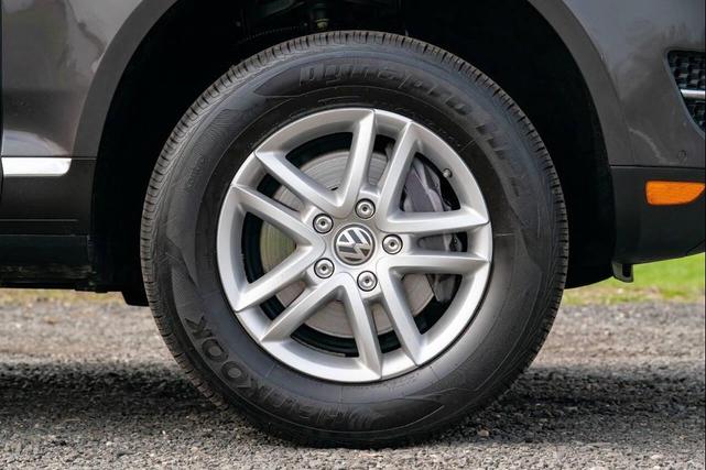 Photo of 2008 Gray Volkswagen Touareg 2