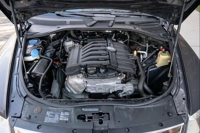 Photo of 2008 Gray Volkswagen Touareg 2