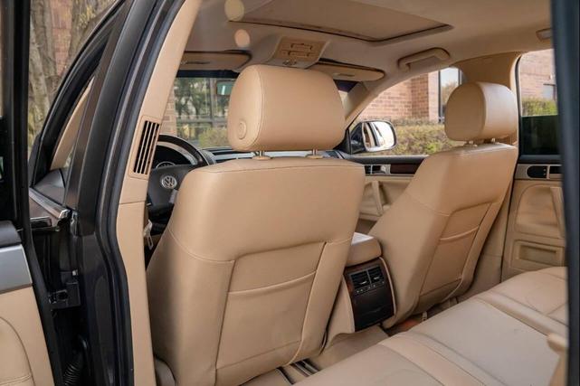 Photo of 2008 Gray Volkswagen Touareg 2