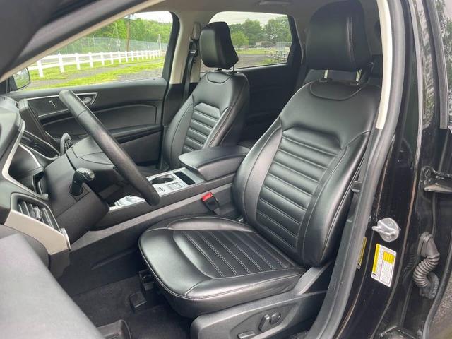 Photo of 2021 Agate Black Metallic Ford Edge