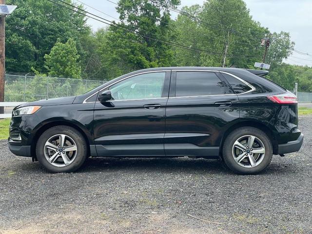 Photo of 2021 Agate Black Metallic Ford Edge
