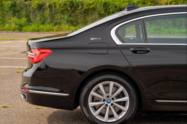 Photo of 2018 Black BMW 740e