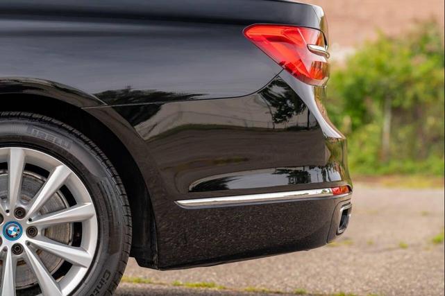 Photo of 2018 Black BMW 740e