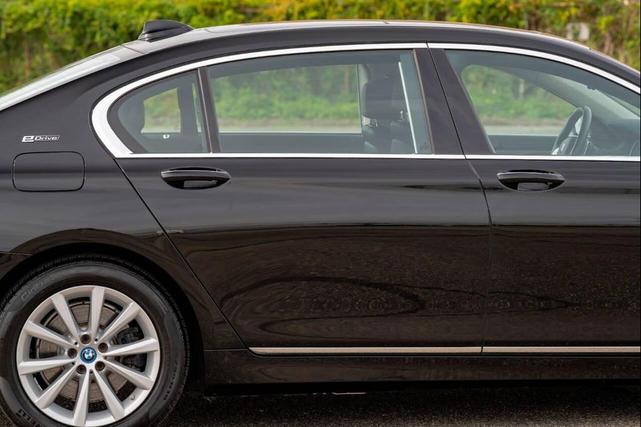 Photo of 2018 Black BMW 740e