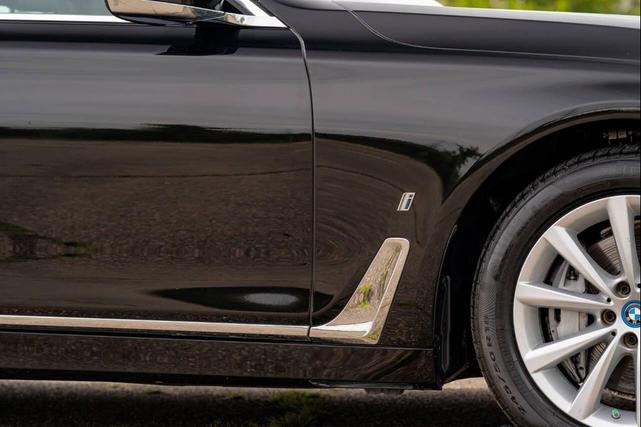 Photo of 2018 Black BMW 740e
