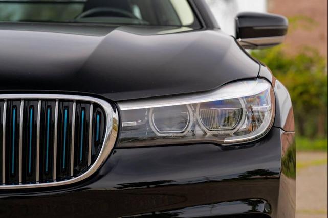 Photo of 2018 Black BMW 740e