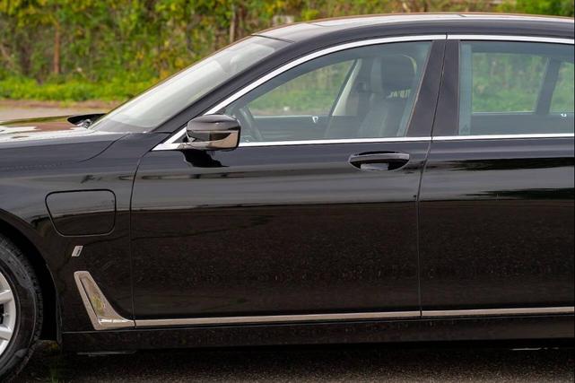 Photo of 2018 Black BMW 740e