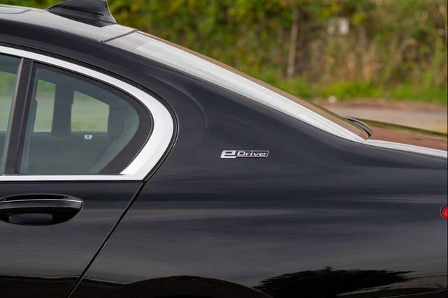 Photo of 2018 Black BMW 740e