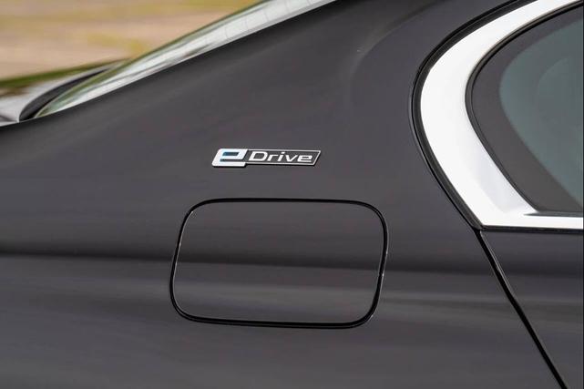 Photo of 2018 Black BMW 740e