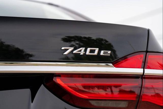 Photo of 2018 Black BMW 740e