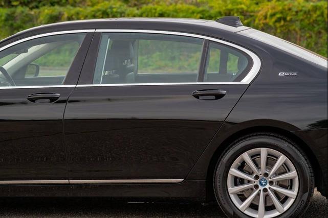 Photo of 2018 Black BMW 740e