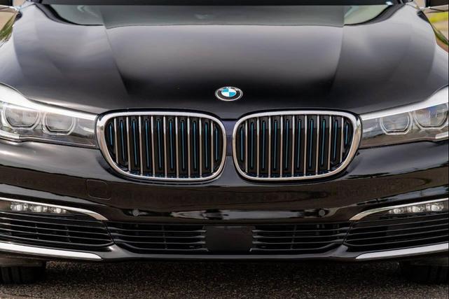 Photo of 2018 Black BMW 740e