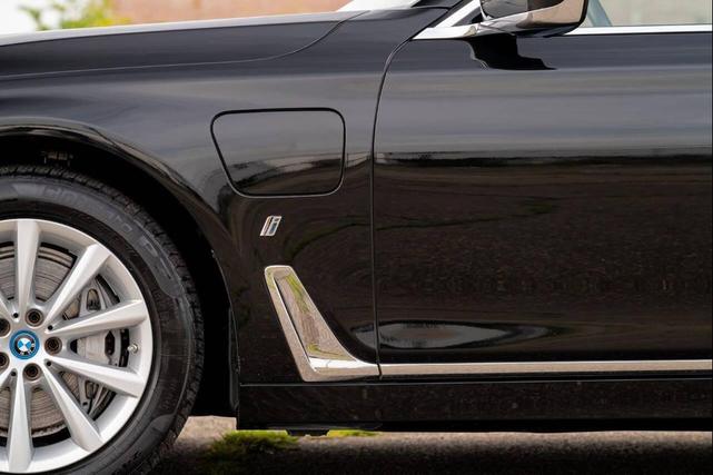 Photo of 2018 Black BMW 740e