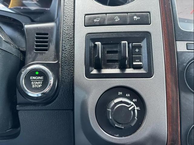 Photo of 2017 White Platinum Metallic Tri-Coat Ford Expedition EL