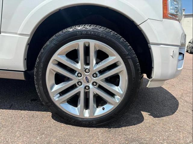 Photo of 2017 White Platinum Metallic Tri-Coat Ford Expedition EL